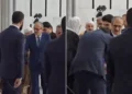 Presiden Suriah Ahmad al-Sharaa mencium tangan ayahnya hari ini (media sosial)