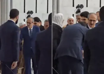 Presiden Suriah Ahmad al-Sharaa mencium tangan ayahnya hari ini (media sosial)