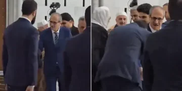 Presiden Suriah Ahmad al-Sharaa mencium tangan ayahnya hari ini (media sosial)