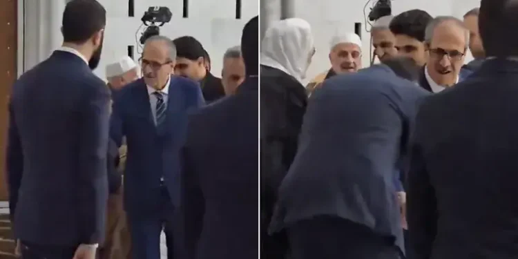 Presiden Suriah Ahmad al-Sharaa mencium tangan ayahnya hari ini (media sosial)