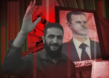 Presiden Suriah Ahmad Al-Sharaa dengan foto Bashar al-Assad yang hancur di belakangnya.