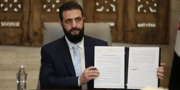 Presiden Suriah Ahmad al-Sharaa menandatangani perjanjian gencatan senjata dengan Pasukan Demokratik Suriah (SDF) yang dipimpin Kurdi pada 18 Januari 2026. [GETTY]