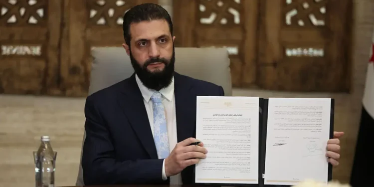 Presiden Suriah Ahmad al-Sharaa menandatangani perjanjian gencatan senjata dengan Pasukan Demokratik Suriah (SDF) yang dipimpin Kurdi pada 18 Januari 2026. [GETTY]