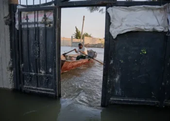 Banjir luar biasa melanda Suriah utara dan timur di sepanjang Sungai Eufrat, memaksa penduduk untuk mengungsi dan menyebabkan kerusakan parah pada rumah-rumah dan jembatan-jembatan penting setelah Bendungan Eufrat dibuka.