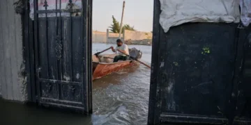 Banjir luar biasa melanda Suriah utara dan timur di sepanjang Sungai Eufrat, memaksa penduduk untuk mengungsi dan menyebabkan kerusakan parah pada rumah-rumah dan jembatan-jembatan penting setelah Bendungan Eufrat dibuka.