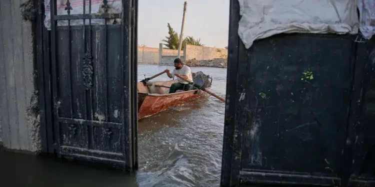 Banjir luar biasa melanda Suriah utara dan timur di sepanjang Sungai Eufrat, memaksa penduduk untuk mengungsi dan menyebabkan kerusakan parah pada rumah-rumah dan jembatan-jembatan penting setelah Bendungan Eufrat dibuka.