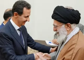 Mantan Presiden Suriah Sebelumnya, Bashar al-Assad saat bertemu Ayatollah Ali Khamenei di Teheran, Iran (SANA/Handout via REUTERS)