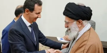 Mantan Presiden Suriah Sebelumnya, Bashar al-Assad saat bertemu Ayatollah Ali Khamenei di Teheran, Iran (SANA/Handout via REUTERS)