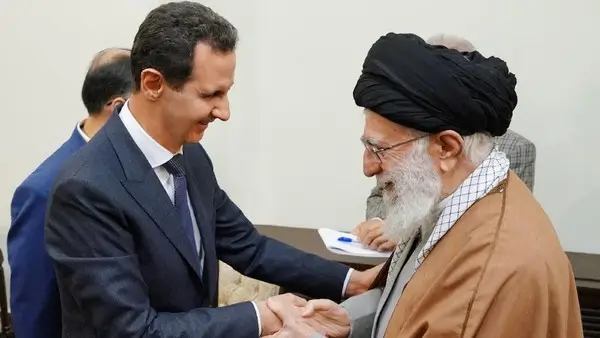 Mantan Presiden Suriah Sebelumnya, Bashar al-Assad saat bertemu Ayatollah Ali Khamenei di Teheran, Iran (SANA/Handout via REUTERS)