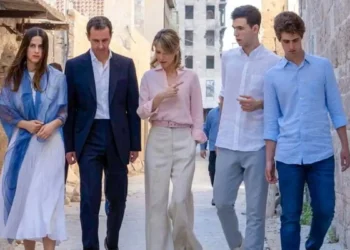Bashar Assad bersama istrinya Asma dan anak-anak mereka berjalan di kota Aleppo - 2022 (Halaman Facebook mantan Kepresidenan Suriah)