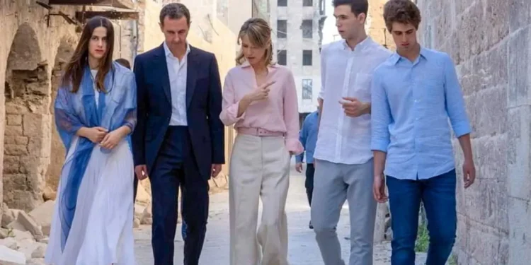 Bashar Assad bersama istrinya Asma dan anak-anak mereka berjalan di kota Aleppo - 2022 (Halaman Facebook mantan Kepresidenan Suriah)