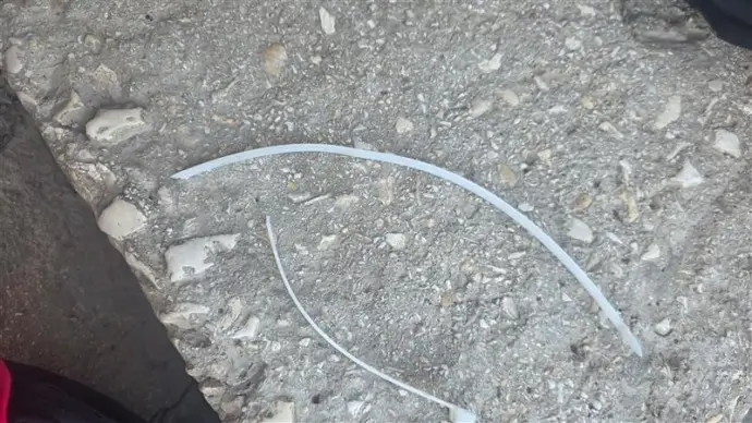Kawat plastik yang mengikat anak-anak (TV Suriah)
