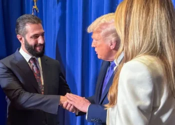 Presiden Suriah Ahmad al-Sharaa bertemu dengan Presiden AS Donald Trump dan Ibu Negara Melania Trump – 25 September 2025 (Kepresidenan Suriah).