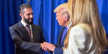 Presiden Suriah Ahmad al-Sharaa bertemu dengan Presiden AS Donald Trump dan Ibu Negara Melania Trump – 25 September 2025 (Kepresidenan Suriah).