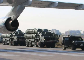 Sistem pertahanan rudal udara Rusia di pangkalan udara Hmeimim di Suriah barat.