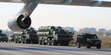 Sistem pertahanan rudal udara Rusia di pangkalan udara Hmeimim di Suriah barat.
