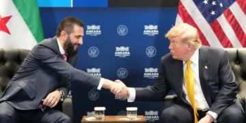 Presiden AS Donald Trump bertemu dengan Presiden Suriah Ahmad al-Sharaa di sela-sela KTT NATO di Ankara, Turki, 8 Juli 2026. (Foto AP/ Alex Brandon)