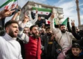 Para pengungsi Suriah yang tinggal di distrik Onder, Ankara, Turki, merayakan jatuhnya Presiden Suriah Bashar al-Assad pada 8 Desember 2024. Diego Cupolo/NurPhoto via Getty Images