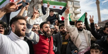 Para pengungsi Suriah yang tinggal di distrik Onder, Ankara, Turki, merayakan jatuhnya Presiden Suriah Bashar al-Assad pada 8 Desember 2024. Diego Cupolo/NurPhoto via Getty Images